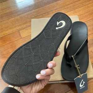 Olukai Puawe black flip flops brand new in box